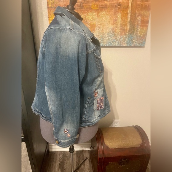 Plus size patchwork Jean jacket. 3x - Picture 4 of 10